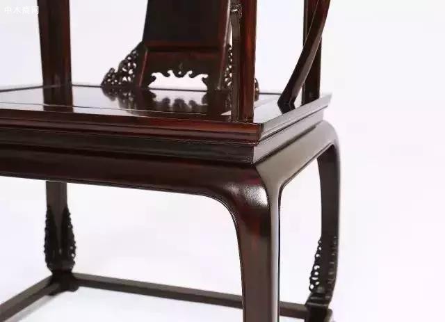 边框是处于椅子的中枢位置