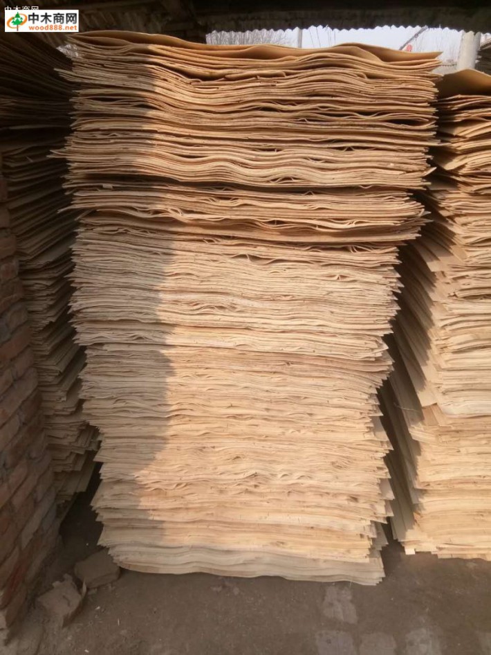 杨木三拼优点有哪些及价格多少钱一张杨木皮子三拼单板夹芯板,各种厚度各种规格都能加工
