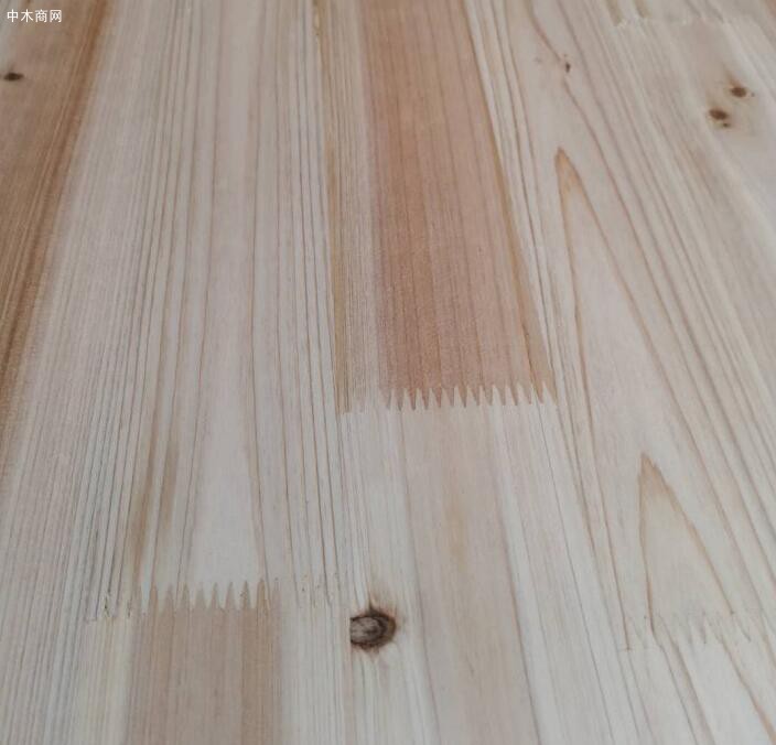 指接板属于实木板，木工板是人造板
