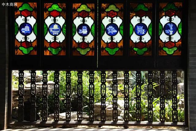 清晖园的大部分门窗玻璃为清代从欧洲进口经蚀刻加工的套色玻璃制品