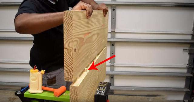将另一块木板上面的孔对应地插在木钉上
