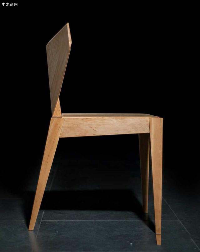 整个椅子像一只向上抓的手