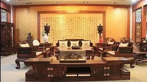 在选择沙发时，还应该注意到底产品是否采用了中国传统家具的工艺去制作