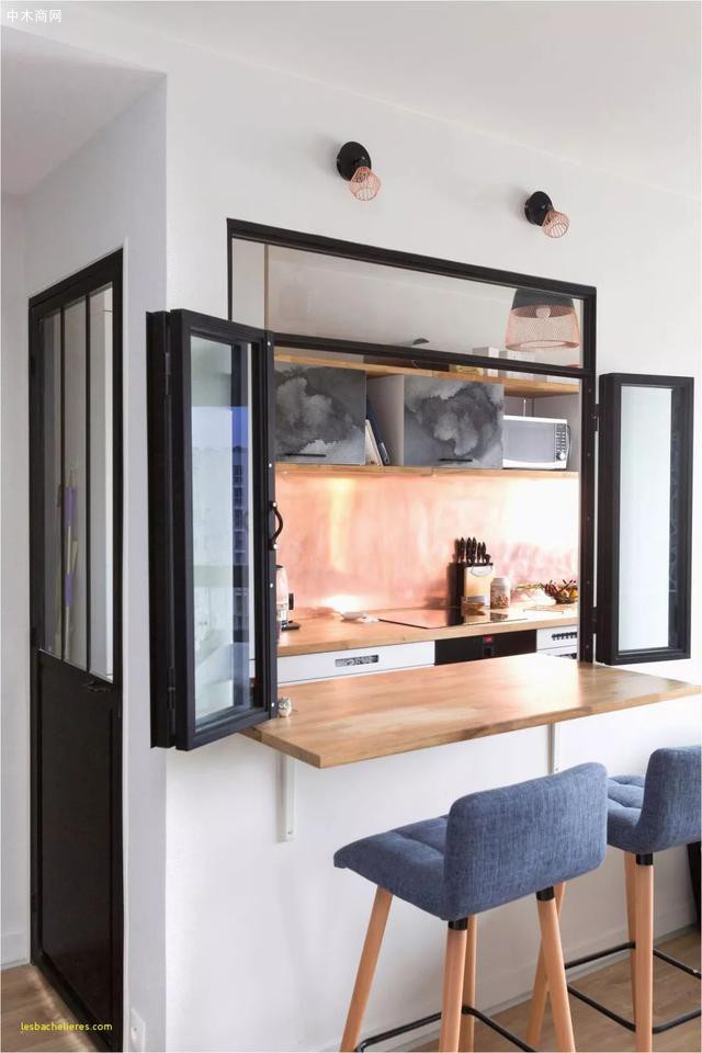 像是用局部的木板或是透明的玻璃材质来维护厨房空间必要的私密性