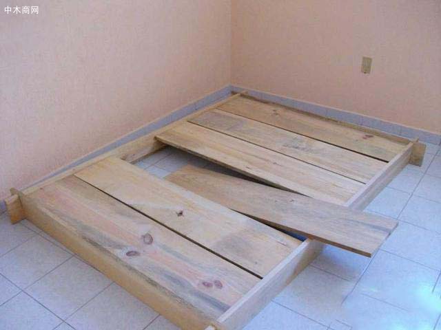 再开始铺床板，床板是采用松木板的