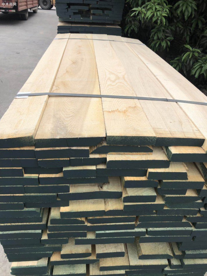 广东东莞市大岭山福联木业是一家专业经营北美进口白蜡木板材，黑胡桃木板材品牌企业