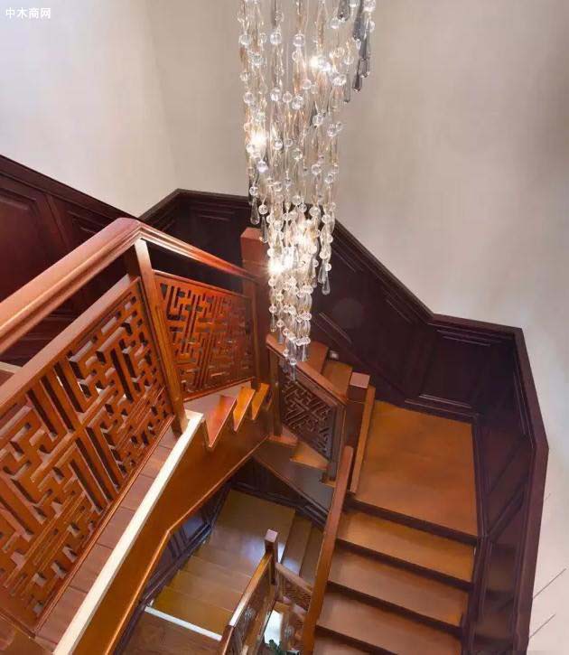 原木楼梯比一般楼梯更有质感