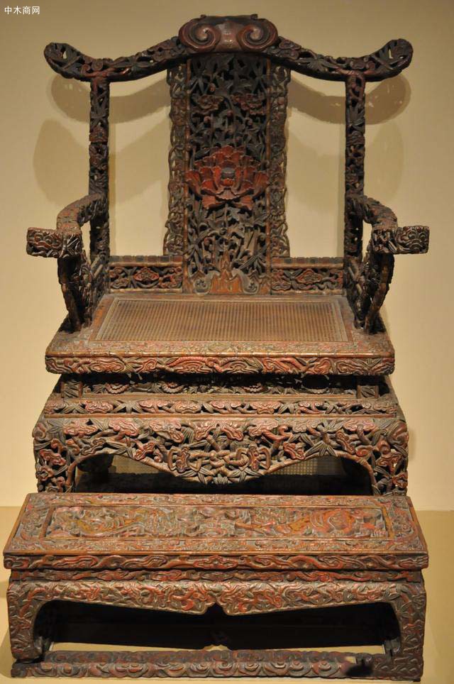 这件四出头官帽椅式有束腰带托泥宝座曾在中国国家博物馆