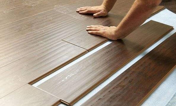 木地板防起翘，铺地板要留好伸缩缝，小心别翘板