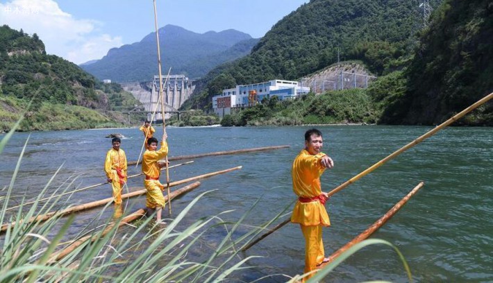 洪口乡莒洲村村民在霍童溪表演“独木冲浪”绝技