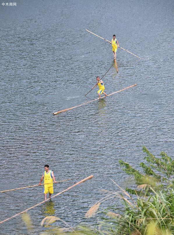 洪口乡莒洲村村民在霍童溪表演“独木冲浪