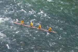 福建宁德：“独木冲浪”秀绝技