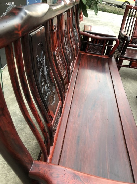 广西凭祥市匠心居红木家具店是一家专业生产大红酸枝明式沙发知名品牌企业