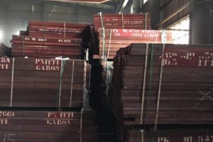 优质非洲红花梨木板材批发,现货：800立方米,规格：7.5公分图2