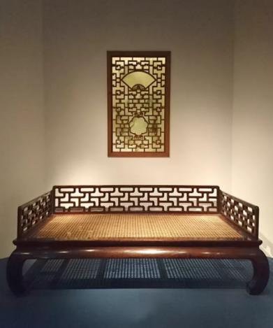 在新中式家具风格里，对传统罗汉床的改良