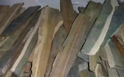 据了解，流通我国市面俗称 绿檀香 的木材应是（萨米维腊木）