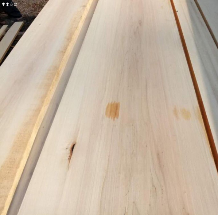 实木家具采用白杨木烘干板材制造成的