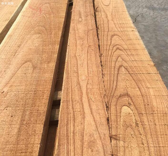 苦楝木(翅金檀)板材的木纹