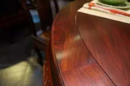 木材会干缩湿胀，伸缩缝就是留给他施展的一点空间