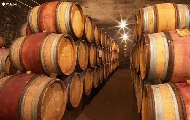 橡木的多孔性允许贮藏在橡木酒桶中的葡萄酒