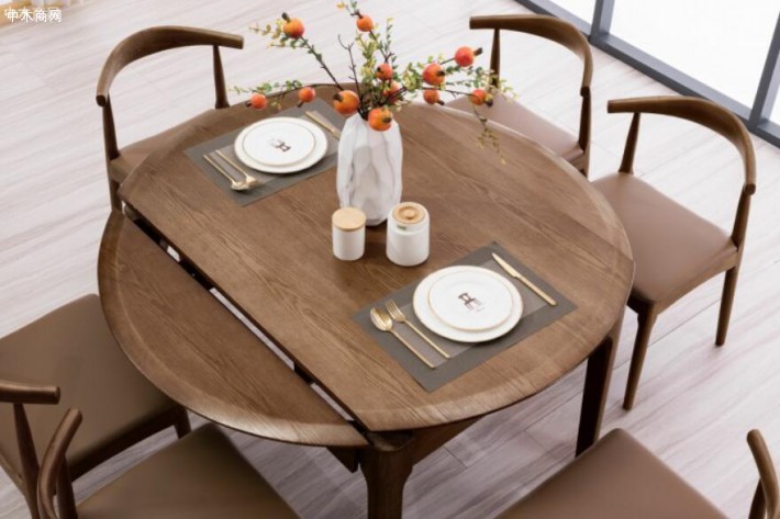 实木材料的餐桌椅比起其他任何一种材料的餐桌椅