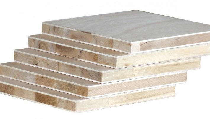 细木工板的加工工艺分为机拼与手拼两种