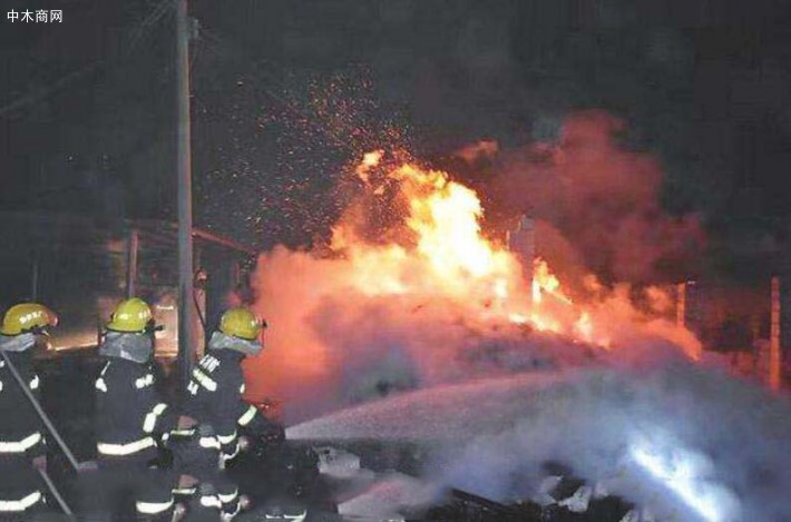 广东省茂名一木材加工厂深夜起火