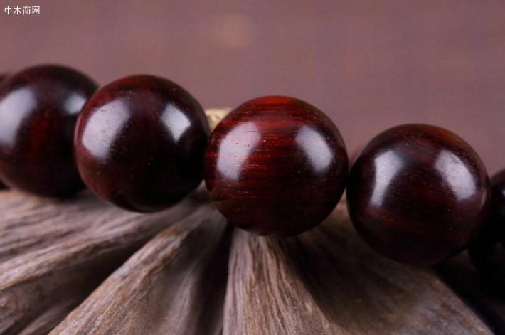 黄花梨手串和小叶紫檀手串同为红木中最为昂贵的品种