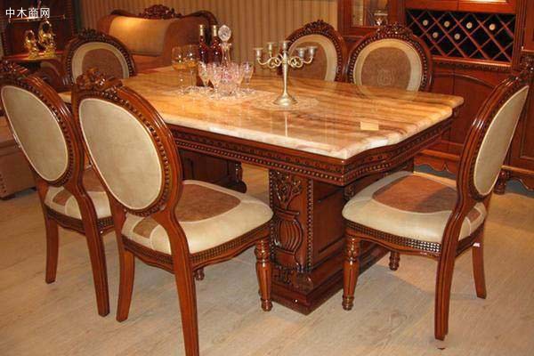 保护实木餐桌是使用桌布好还是玻璃好？