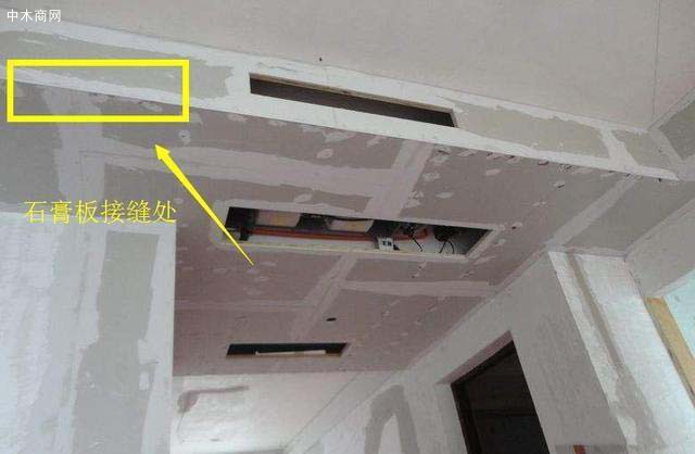 因为中木商网陈昌文家客厅采用的是石膏板吊顶
