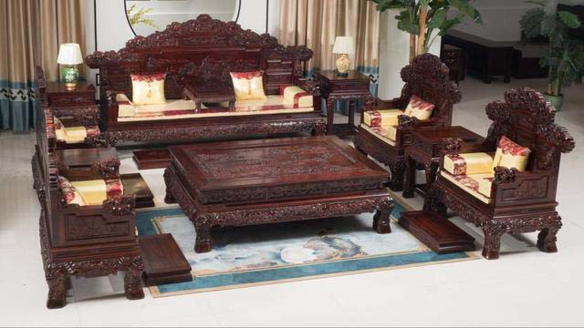整套家具都使用阔叶黄檀材质的红木家具