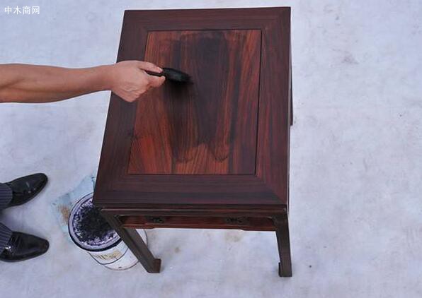 传统对家具的处理，一般涂水性漆