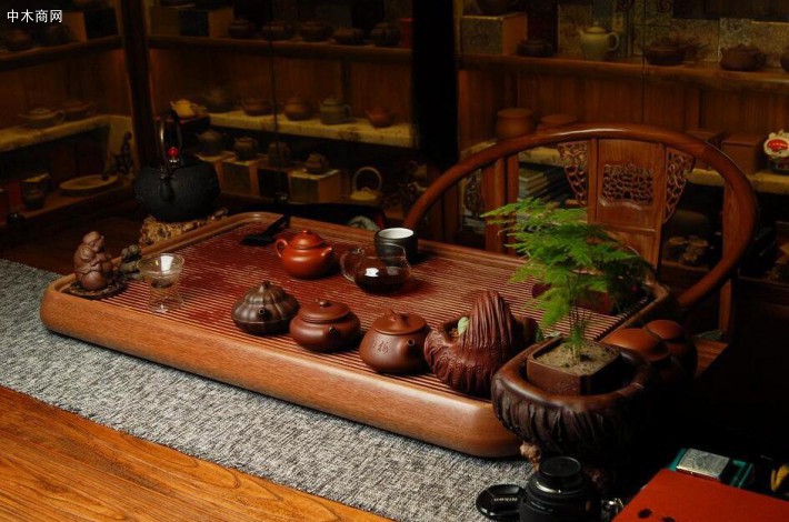 台湾壶商在90年代初将这种材料制作的电木茶盘带入江苏宜兴