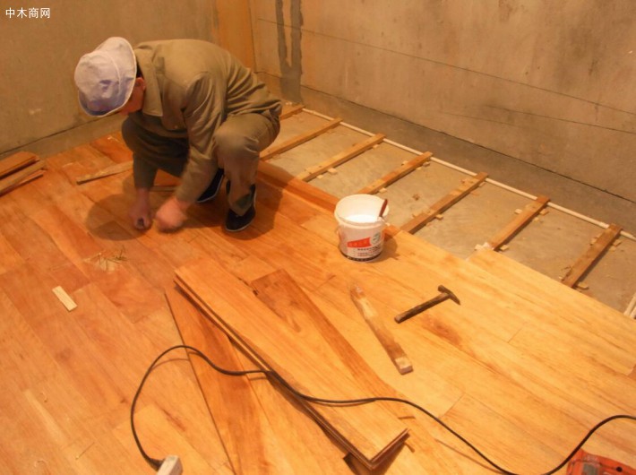 实木地板铺装时周边预留缝隙不足