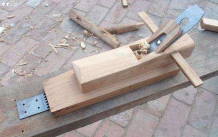鲁班用这工具把最早制作的“刨”来刨木料