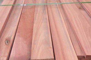 红梢木防腐木加工的工序,红梢木防腐处理方法,红梢木板材图1