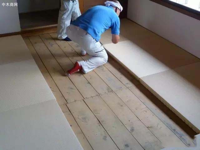 榻榻米在日本直接铺设在木制楼板上