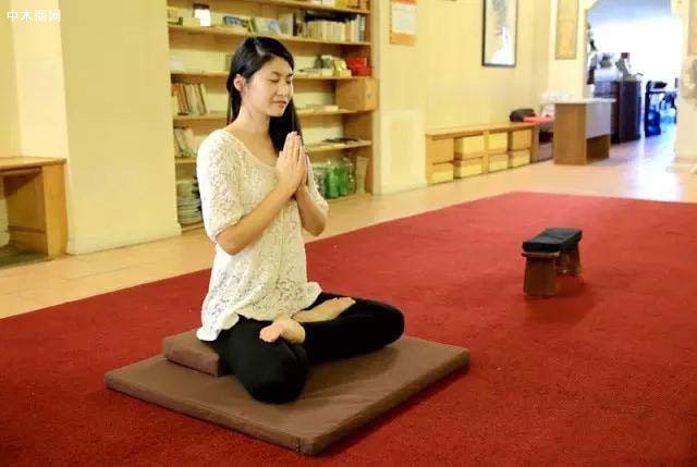 瑜伽、佛教、禅修里都有类似的打坐，垫高臀部更舒适