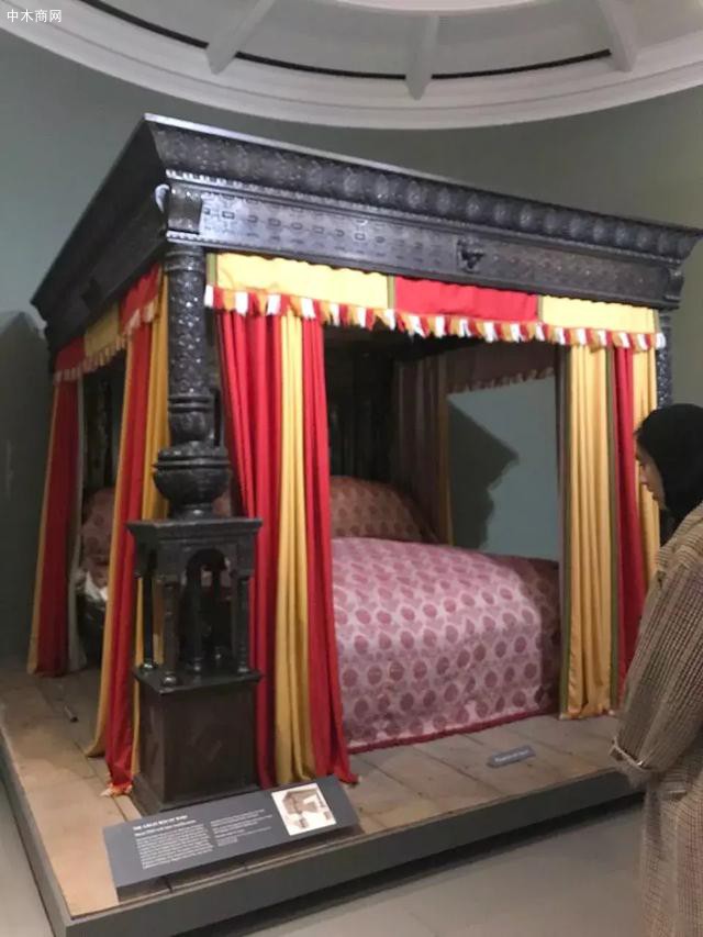 在伦敦的维多利亚阿尔伯特博物馆里有一张床是代表作