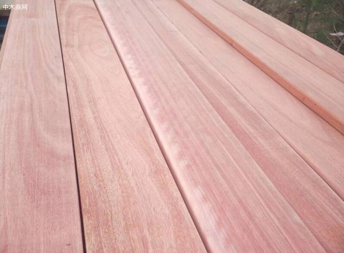 供应大量进口梢木板材,梢木防腐木板材比较佳出材率