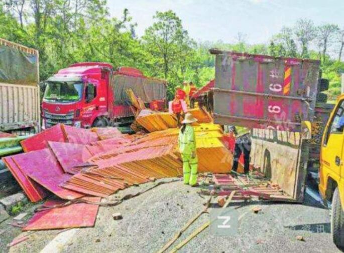 32吨集成木板材,遵义三合高速路上“躺起”