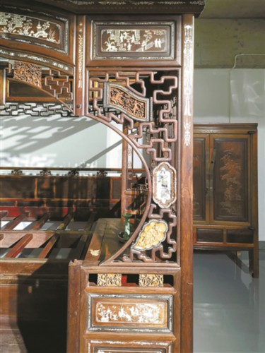 吉子是传统家具中罗锅枨或直枨与台面之间连接的一种木雕件图片