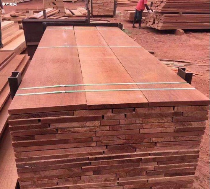 据中木商网商家反映,近期木材市场有较大批量的沙比利板材新货入市