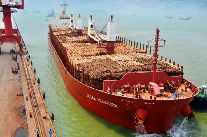 新民洲港木材贸易实现逆势上扬