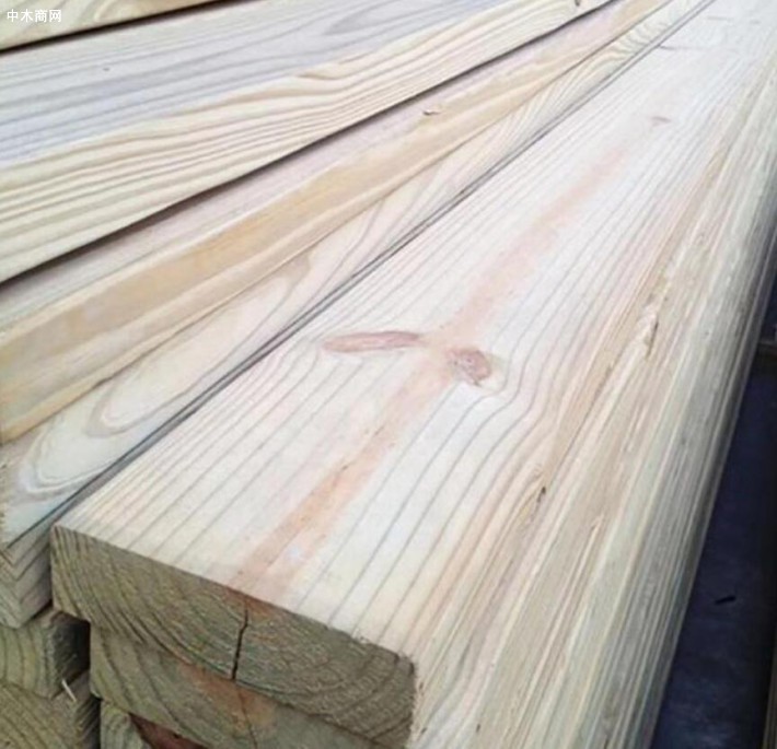 为什么说樟子松木板材是最适合做防腐木处理的一种木材批发