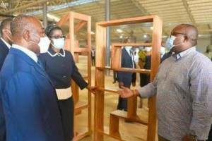 总统为加蓬最大的木材工厂揭牌-鑫亚木业！