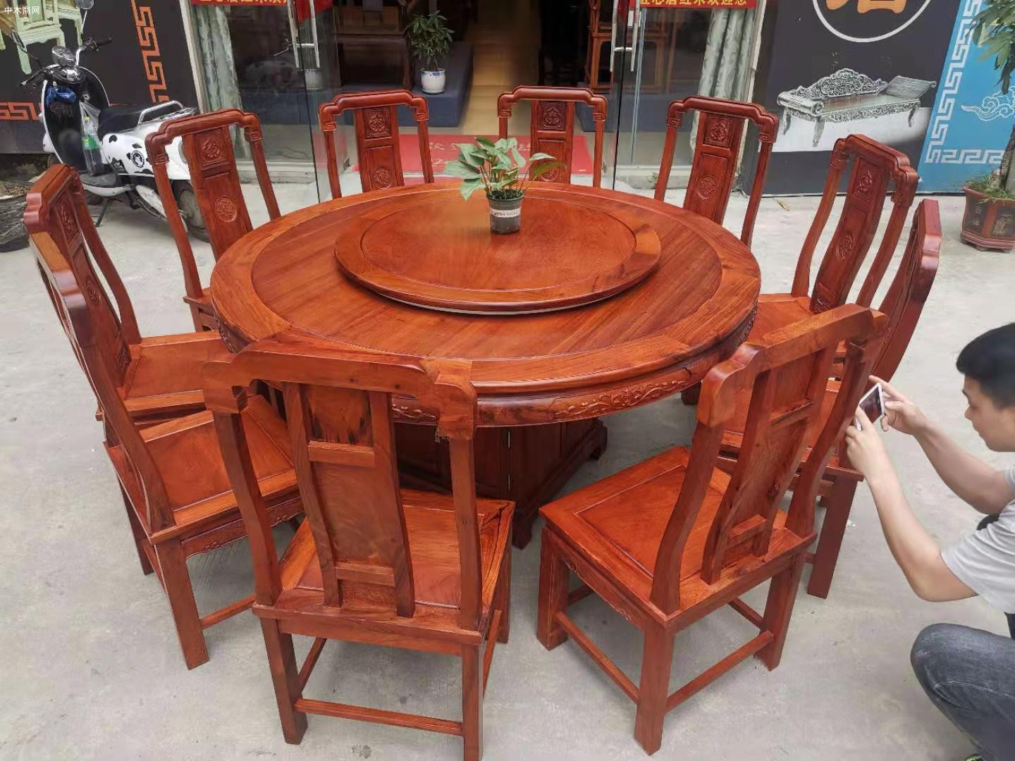 1.6米缅甸花梨木圆台配10张国色天香椅高清图片