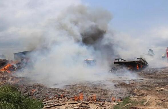 广西防城港一木材厂突然着火