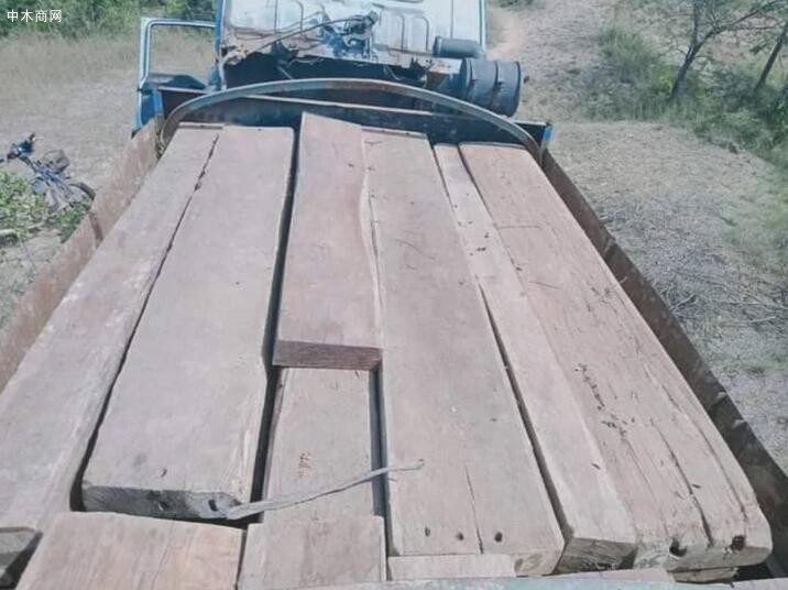 缅甸2辆车偷运非法木材,遭人民防卫军炸毁