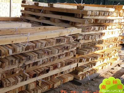 建筑工程工地木方木条 实木板 天然原生态原木条 木桩条批发图1